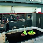 Mensole aperte in una cucina moderna
