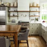 Mensole aperte sopra i mobili della cucina