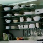 Mensole aperte all'interno della cucina