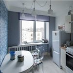 Tavolo ovale all'interno della cucina