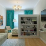 Una parete divisoria con mensole per libri nasconde il letto da occhi indiscreti