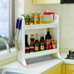 Ripiano aperto in plastica in cucina