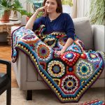 Coperta all'uncinetto realizzata con motivi rotondi multicolori