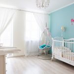 Sedia sospesa in vimini nella cameretta dei bambini