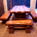 Set di mobili in legno adatti per un gazebo