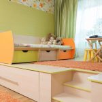 Podio con letto estraibile per adulti e letto per bambini in alto