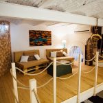 Sedia sospesa in rattan nella zona salotto