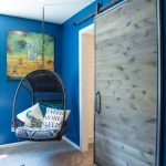 Sedia sospesa in rattan fissata al soffitto con un gancio