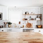 Mensole in cucina: funzionali e pratiche