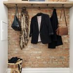 Corridoio in stile loft con materiali naturali utilizzati nelle finiture