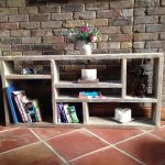 Semplice scaffale per libri e piccoli oggetti in stile loft