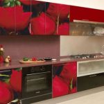 Un modo semplice ed efficace per aggiornare le facciate del tuo set da cucina è utilizzare la carta da parati fotografica