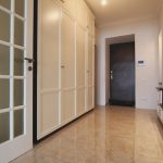 Ampio corridoio con mobili integrati