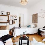 Disposizione di letto e divano senza suddivisione in zone