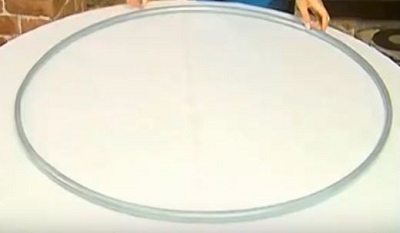 Distribuiamo il tessuto sul tavolo