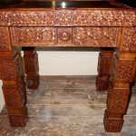 Sgabello in legno intagliato