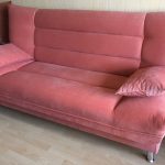 Divano rosa dopo aver sostituito il rivestimento con il floccato