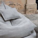 Pouf grigio con cuscino