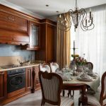 Elegante cucina in legno con tavolo rotondo