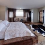 Lussuoso letto a podio in un'enorme camera da letto
