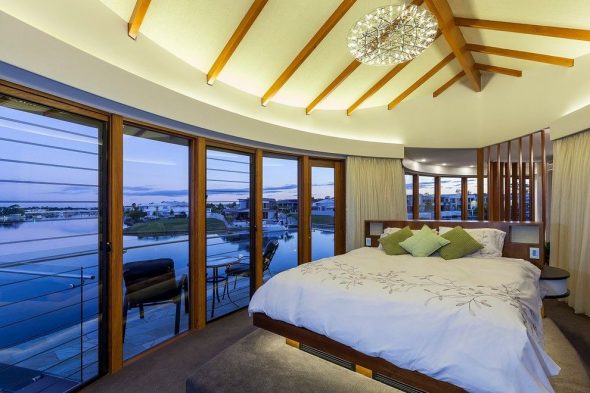 Lussuosa camera da letto con letto a podio