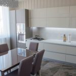 Tavolo da cucina moderno ed elegante di forma rettangolare