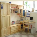 Armadi e scaffali in pino per camerette per bambini
