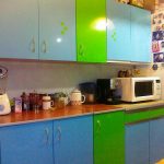 Cucina blu-verde con pellicola sulle facciate