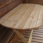 Tavolo in legno rotondo per la veranda