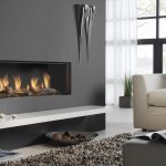 Combinazione di colori bianco e nero nell'arredamento del soggiorno in stile minimalista