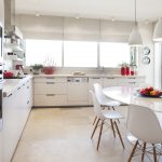 Cucina moderna con tavolo ovale bianco