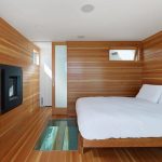 Camera da letto moderna con pannelli in legno
