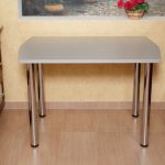 Tavolo da cucina moderno con gambe cromate
