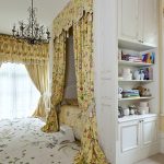 Camera da letto dall'atmosfera accogliente e morbida con letto in nicchia