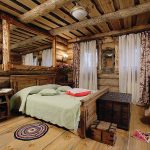 Casa in tronchi con mobili in legno naturale
