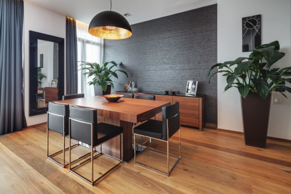 Tavolo e credenza sotto un albero