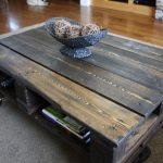 tavolo-in-pallet-per-la-camera-degli-ospiti