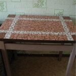 Tavolo con piastrelle a mosaico