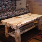 Tavolo in legno massello per una casa estiva