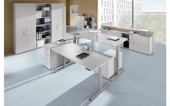 Tavoli all'interno dell'ufficio
