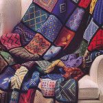 Calda coperta all'uncinetto realizzata con fili di scarto, con ricami interessanti
