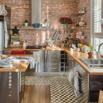 Tipica cucina americana con piccoli scaffali aperti