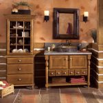 Mobiletto e scaffalatura in legno in stile country