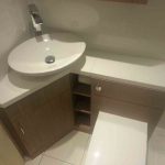 Mobile angolare per un piccolo bagno