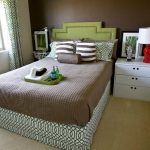 Accogliente piccola camera da letto nei toni del verde e del marrone