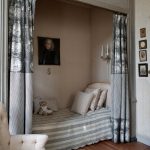 Un posto accogliente dove dormire dietro le tende
