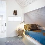 Accogliente posto letto sotto il tetto in stile etnico