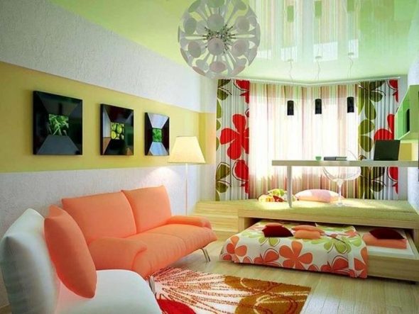 In un appartamento con soffitti bassi, un'opzione letto