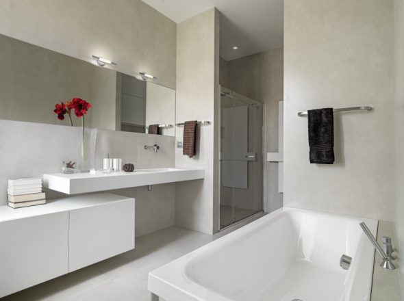 Bagno con mobili bianchi come la neve