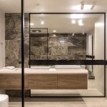 Un bagno dalla forma geometrica semplice e senza dettagli inutili